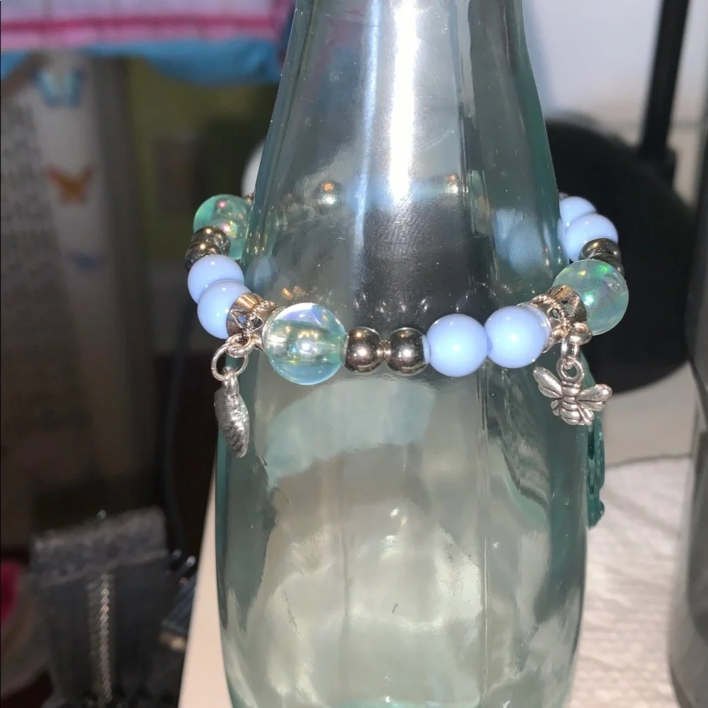Blue iridescent and silver stretch bracelet with beach charms - Picture 3 of 5